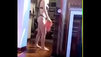 Тридцатилетняя блондинка в темном костюме разводит вульву на порно кастинге